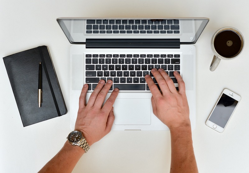 hands-coffee-cup-apple-copia